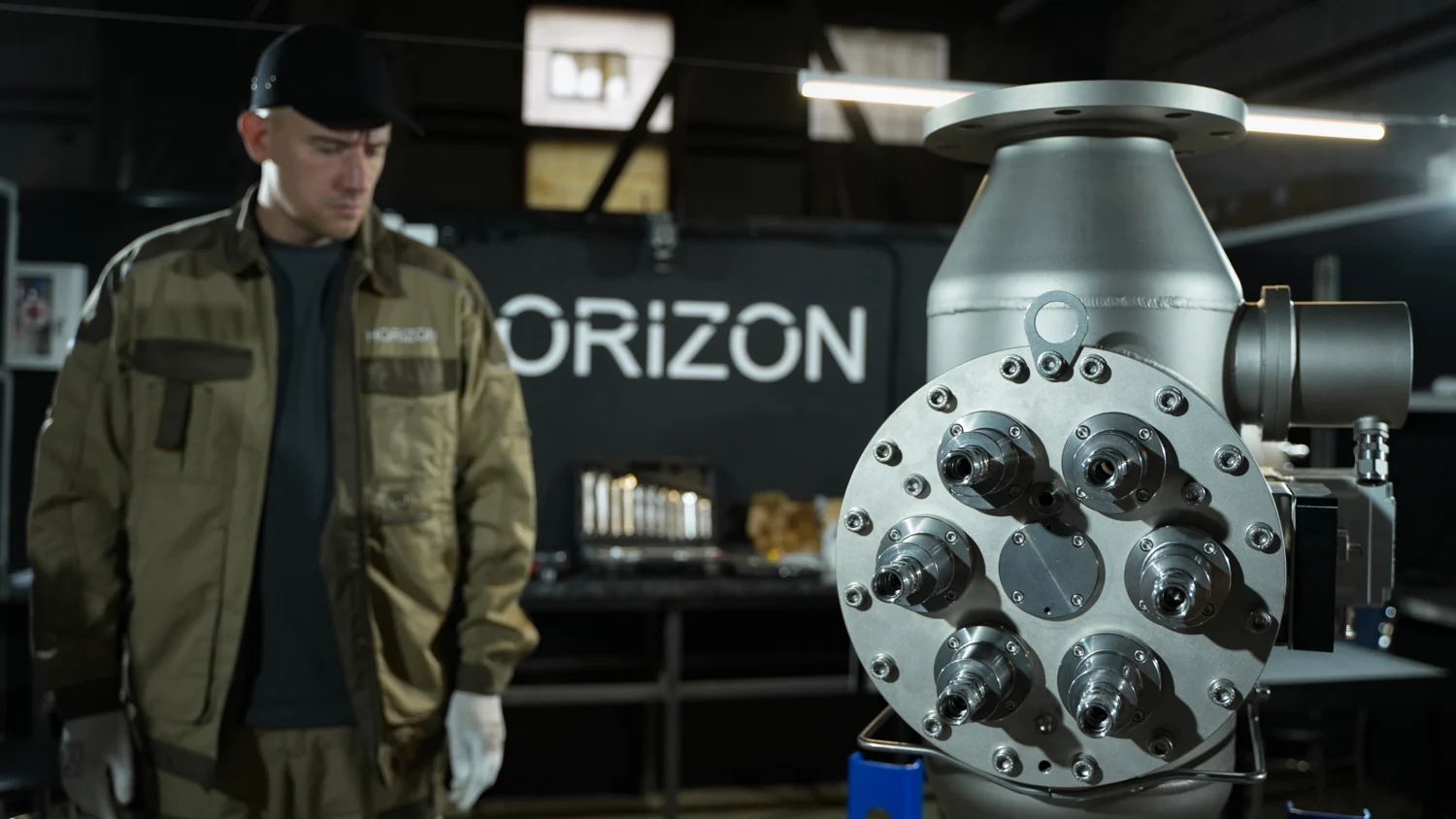 Инженер HORIZON у оборудования